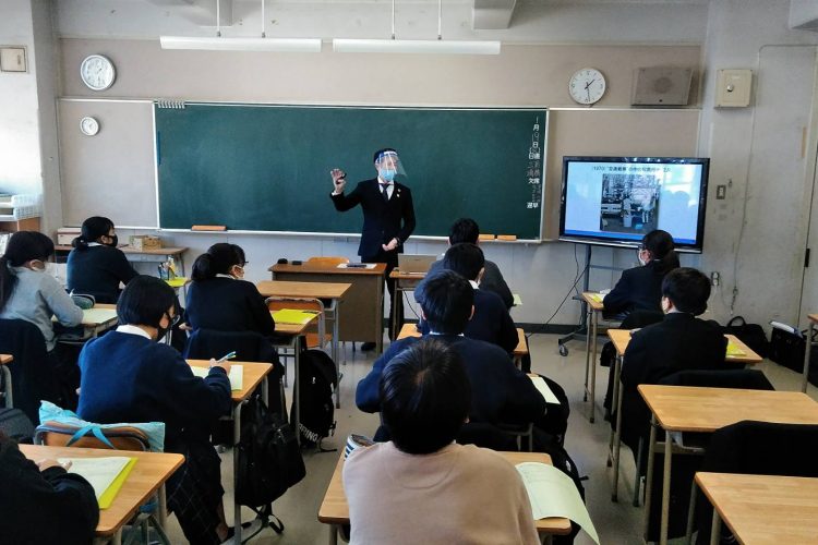 中学生に職業講話を行いました